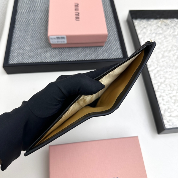 超激安ブランド財布偽物着用イメージ